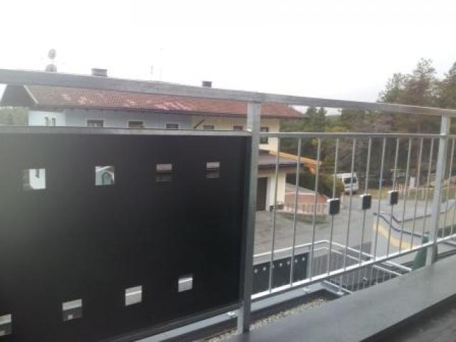 Geländer aus Stahl vz. mit füllungen aus pulverbeschichteten Aluminiumblechen